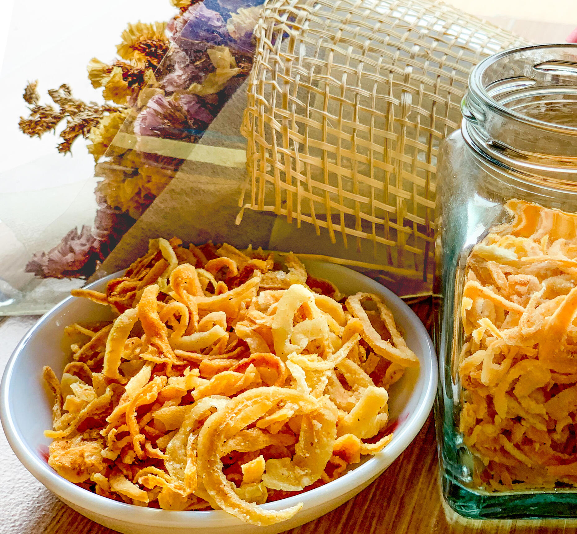 Thai noodles dried garlic Kanda dried garlic on thai noodles